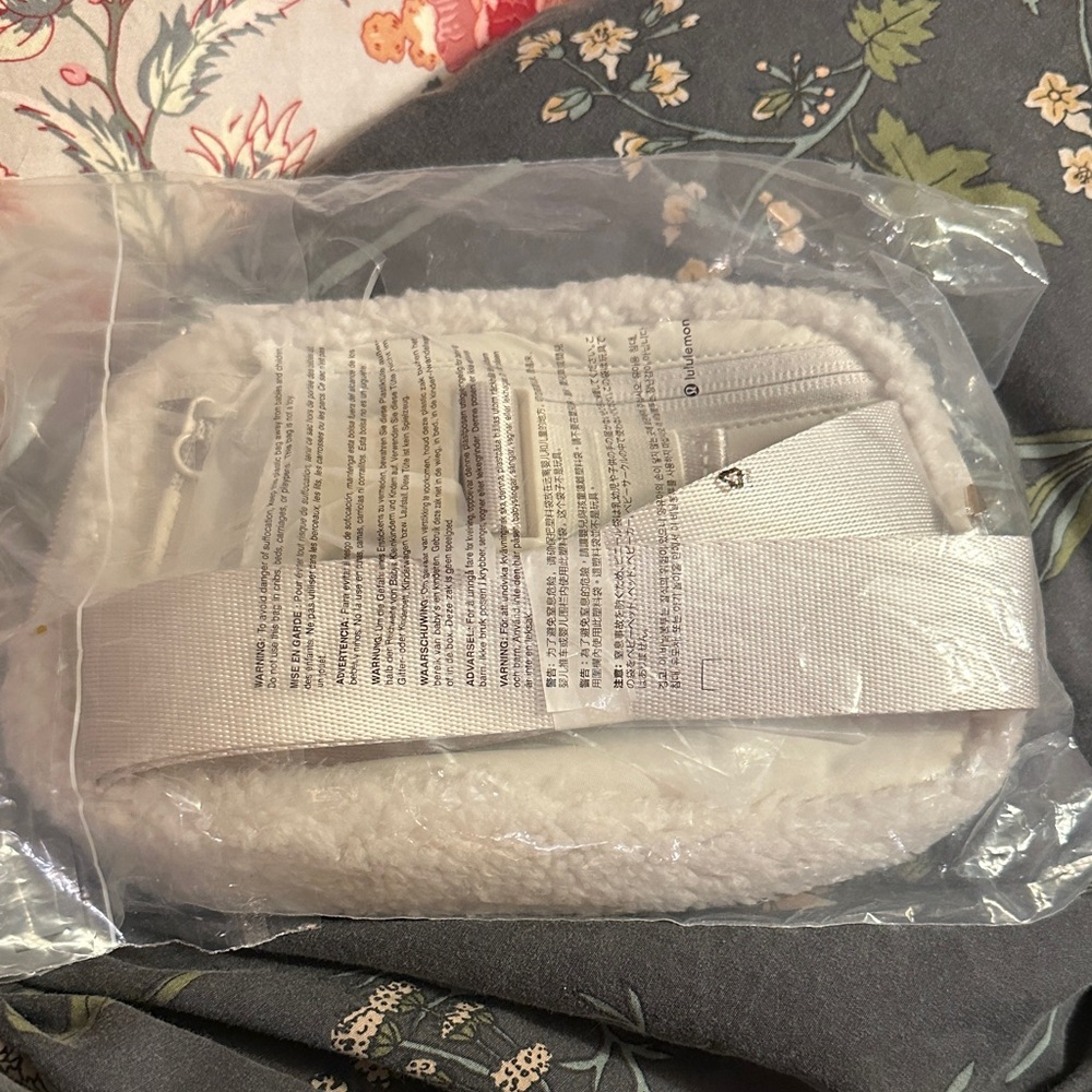 Lululemon Everywhere White Sherpa with Gold Hardware Belt Bag - Picture 4 of 4